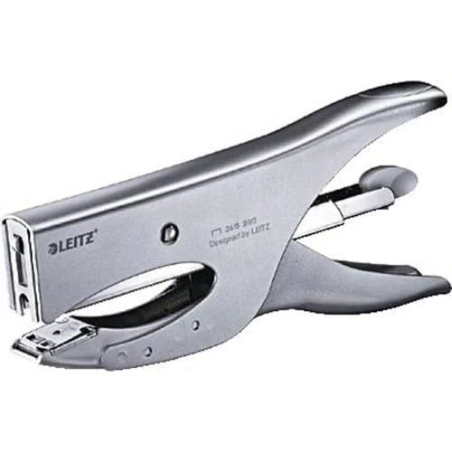Offerta a tempo: Leitz Cucitrice a Pinza, Capacità fino a 40 Fogli, Argento, Design Ergonomico in Metallo, Caricamento Posteriore, Per l'uso con Punti P3 (24/6, 26/6) o P4 (24/8), 55490081 - 0.00% da 22.95 € a 22.95 €