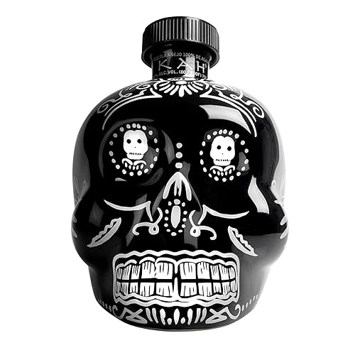 Offerta a tempo: KAH Tequila Añejo - Bottiglia nera decorata con giorno dei morti - 100% agave blu - doppia distillazione e invecchiato in botti di rovere - 40% vol 70 cl (700 ml / 0,7 litri) - 0.00% da 60.80 € a 60.80 €