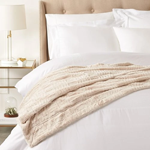 Offerta a tempo: Amazon Basics Copriletto in finta pelliccia, non riscaldata, color avorio, 150 x 200 cm - 40% da 31.65 € a 18.88 €