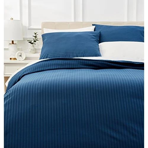 Offerta a tempo: Amazon Basics Set copripiumino Matrimoniale in microfibra, 3 pezzi, copripiumino da 260 x 240 cm e 2 federe da 65 x 65 cm, Blu Navy, a righe - 0.00% da 25.64 € a 25.64 €