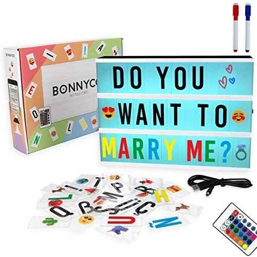 Offerta a tempo: BONNYCO Light Box Cambio Colore con 400 Lettere e Emoji, Telecomando 16 Colori, 2 Pennarelli. Lavagna Luminosa con Lettere Luminose, Idee Regalo Compleanno, Natale. Scritte Luminose, Decorazioni Casa - 0.00% da 21.99 € a 21.99 €