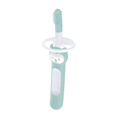 Offerta a tempo: MAM Massaging Brush, Spazzolino denti bambini 3+ mesi con setole morbide, Neonato accessori utili con anello di sicurezza per la gola, Massaggia gengive neonati antiscivolo ed ergonomico, Azzurro - 39% da 5.99 € a 3.63 €