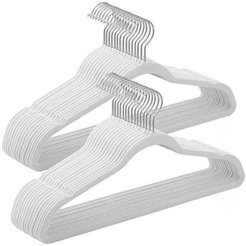 SONGMICS Percha de Terciopelo, Juego de 30, Antideslizantes, con Barra Corbata y Gancho Negro, 0,6 cm Espesor, Ahorra Espacio, 41,5 cm Largo, Abrigo Pantalón, Blanco Nube y Plata CRF026W02
