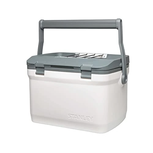 Offerta a tempo: Stanley 1913 Adventure Outdoor Cooler 15,1L Polar White - Isolamento con Schiuma a Doppia Parete - Senza BPA - Frigo Portatile - Frigo da campeggio robusto - Frigo da viaggio robusto - Senza Perdite - 40% da 125.00 € a 74.99 €