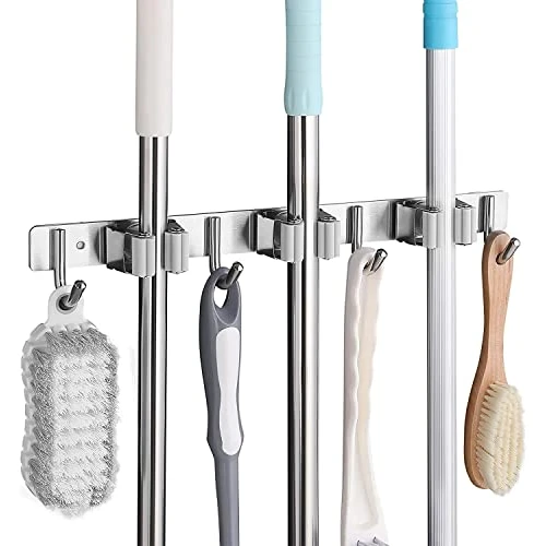 Offerta a tempo: SHYOSUCCE Portascopa e Portaspazzole da Muro con 3 Posti e 4 Ganci, Appendi Scopa da Muro in Acciaio Inossidabil Per Cucina, Bagno, Garage e Giardino, Grigio - 22% da 21.99 € a 17.08 €