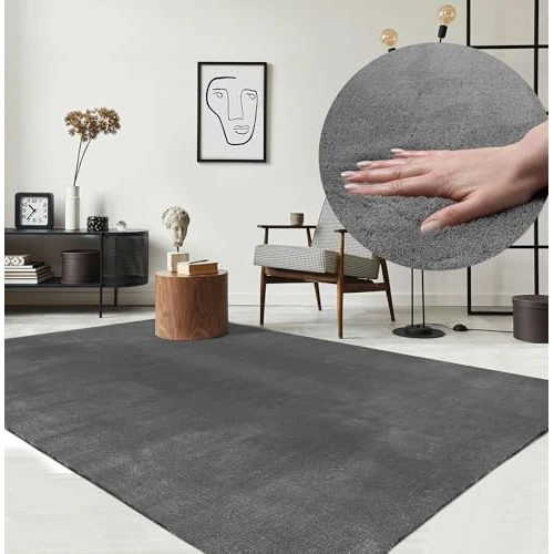 the carpet Relax Moderner Flauschiger Kurzflor Teppich, Anti-Rutsch Unterseite, Waschbar bis 30 Grad, Super Soft, Felloptik, Anthrazit, 80 x 150 cm