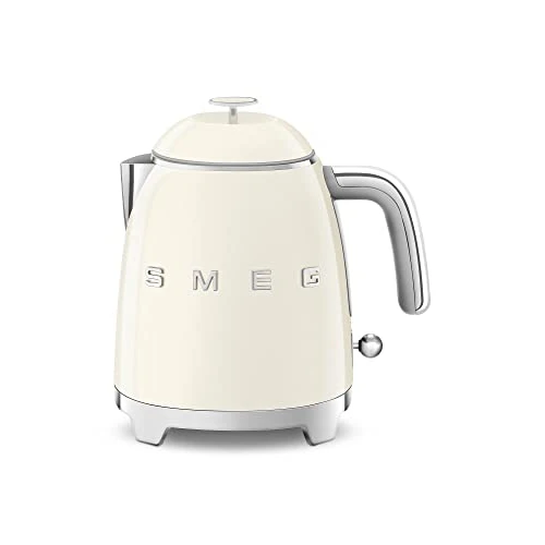 Offre limitée : Smeg, Petite Bouilloire Électrique KLF05CREU 0,8 L, Filtre Inox, Arrêt Automatique de Sécurité, Indicateur de Niveau d'Eau, Base Antidérapante et Range Cordon Intégré, Puissance 1400W, Crème de 138.41 € à 133.68 € (3% de remise)