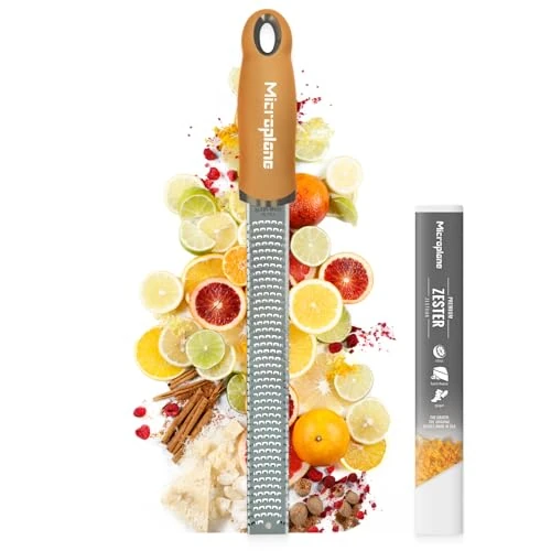 Offerta a tempo: Microplane Grattugia Zester Giallo Ocra Ideale per Agrumi, Formaggio a Pasta Dura, Zenzero, Cioccolato e Noce Moscata con Lama Fine - Made in USA - 10% da 28.11 € a 25.41 €