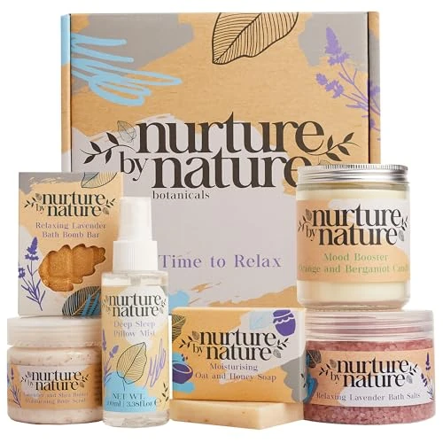 Offerta a tempo: Nurture by Nature Cofanetto Regalo Donna – Kit Relax, Set Bagno Lavanda | Sali, barretta effervescente, sapone avena e miele, scrub al karitè, candela di soia e spray cuscino; idea Natale per lei - 0.00% da 32.99 € a 32.99 €