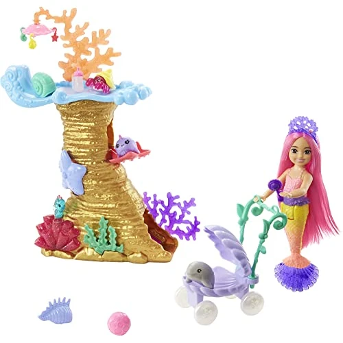 Offerta a tempo: Barbie - Sirene Playset con bambola Chelsea Sirena, 4 cuccioli, area giochi con barriera corallina, passeggino e accessori, Giocattolo per Bambini 3+ Anni, HHG58 - 51% da 34.92 € a 16.99 €