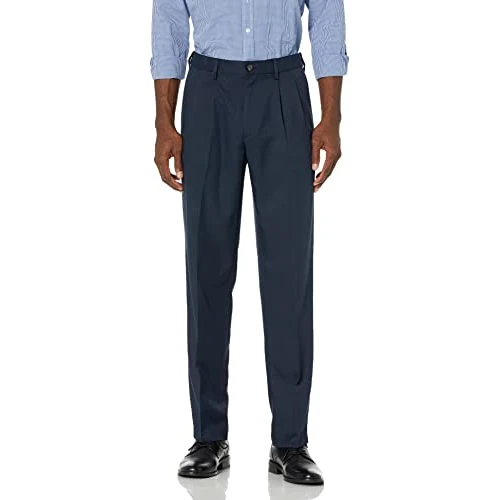 Offerta a tempo: Amazon Essentials Pantaloni da Abito con Pinces con Vita Espandibile in Vita e Vestibilità Classica Uomo, Blu Marino, 52W / 34L - 0.00% da 37.80 € a 37.80 €