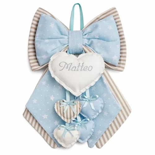 Fiocco Nascita Personalizzato, Nome Ricamato, Cotone 100% Handmade in Italy, Coccarda Decorativa Celeste e Beige con Pendenti, per Porta o Cameretta, Dimensione 52 x 35 cm (Celeste-Beige)
