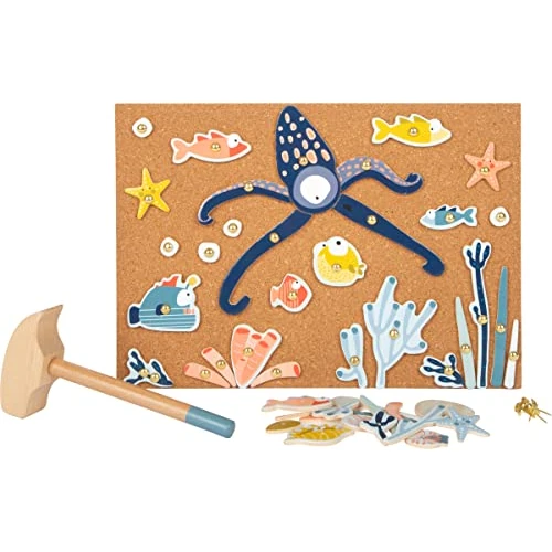 Small Foot Juego de Martillo Sealife de Madera, con una Gran selección de Elementos, Incl. Placa de Corcho, 12263