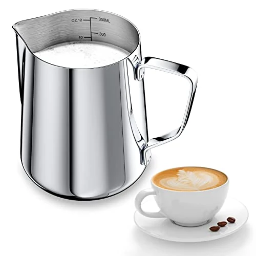 Offerta a tempo: Newaner 350ml Bricco Latte Professionale per Montalatte Inossidabile 304, Lattiera Mucca con Segno di Misurazione 12oz, per Cappuccino, Espresso, Latte Art, Perfetta per Gli Amanti del Caffè - 0.00% da 9.99 € a 9.99 €