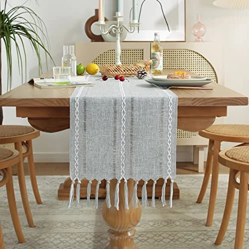 Offre limitee: Wracra Crochet tissé Gris Chemin de Table en Coton et Lin Rustique Style Ferme 180 cm de Long avec Glands à la Main pour Salle à Manger Cuisine fête et décoration de Table à Dessert(Gris, 180cm) de 14.95 EUR a 10.47 EUR (economie 30%)