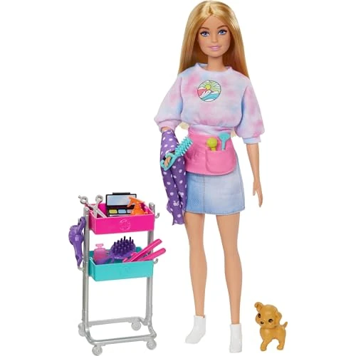 Zeitlich begrenztes Angebot: Barbie On Set Malibu Puppe und Zubehör - Frisierwagen, Haar- und Make-up-Accessoires, Schürze, Hündchen, für Kinder ab 3 Jahren, HNK95 von 27.97 € auf 22.56 € (19% Rabatt)