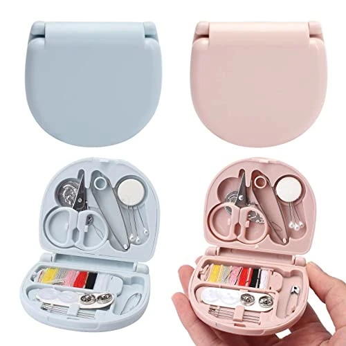 Offerta a tempo: 4 Pezzi Mini Kit Da Cucito Da Viaggio Kit Da Cucito Portatili Scatola Kit Ago e Filo Tweezers,Scissors,Threaders,Needles,Paper Clips,Buckles,Threads,Per Viaggi All'Aperto Uso In Emergenza - 6% da 7.99 € a 7.49 €