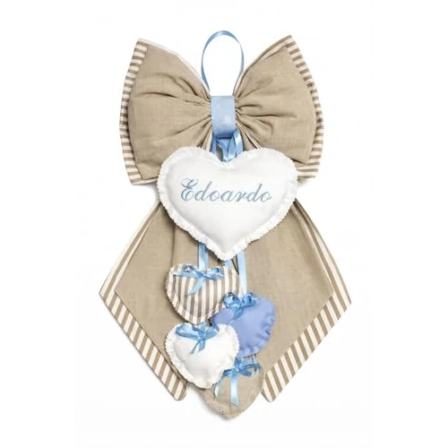 Fiocco Nascita Personalizzato, Nome Ricamato, Cotone 100% Handmade in Italy, Coccarda Decorativa Beige e Celeste con Pendenti, per Porta o Cameretta, Dimensione 52 x 35 cm. (Beige-Celeste)