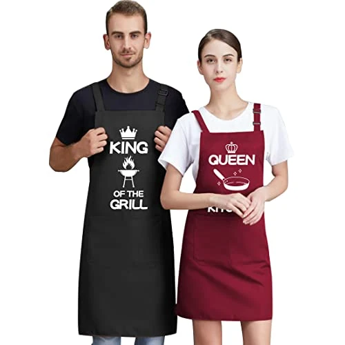 FUKPO 2 Pezzi Grembiule Cucina Uomo Donna Coppia Rosso Nero, Regolabile Personalizzato Grembiule da Cucina Cotone Ristorante Barbecue BBQ Chef 2 Tasche, Impermeabile Grembiuli Cuoco Divertenti Grill