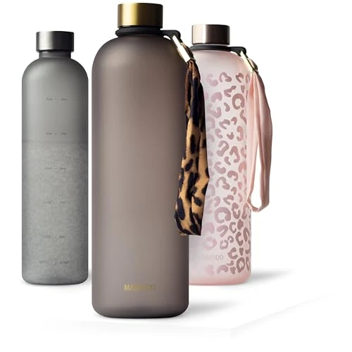 MAMEIDO Bottiglia acqua 1,5 litri, Borraccia plastica tritan a tenuta stagna, senza BPA, bottiglia motivazionale con orario (Urban Taupe Gold)
