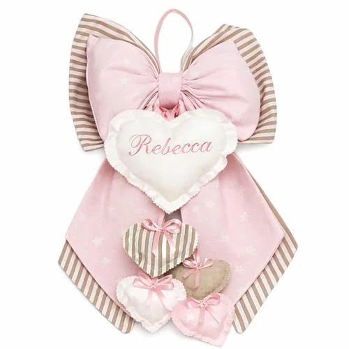 Fiocco Nascita Personalizzato, Nome Ricamato, Cotone 100% Handmade in Italy, Elegante Coccarda Rosa a Righe Beige con Pendenti, per Porta o Cameretta, Dimensione 52 x 35 cm. (Rosa Righe Beige)