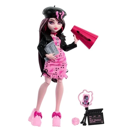 Monster High Fearbook Draculaura Set aus Puppe und Zubehör mit Filmclub-Thema, Collegejacke, Jahrbuch, Drehbuch und Film-Accessoires, HXW30