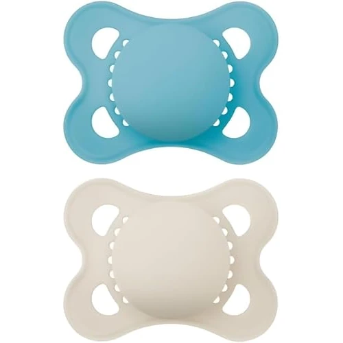 MAM Original Succhietto 2-6 Mesi (Set da 2), Ciuccio MAM 2-6 mesi con tettarella ortodontica in caucciù, Kit da 2 accessori neonato con pratico porta ciuccio sterilizzatore, Azzurro/Neutro