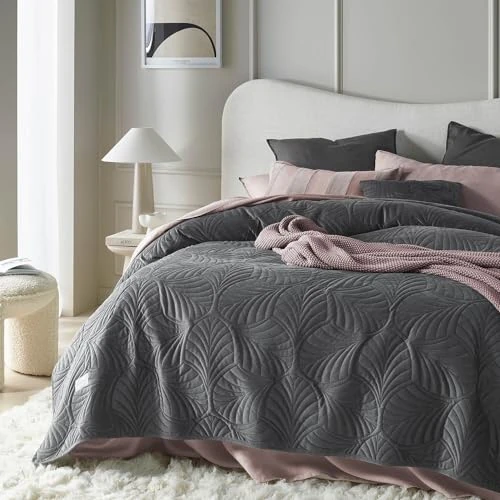 Offerta a tempo: ROOM99 Feel Elegante copriletto in grigio scuro, 200 x 220 cm, versatile copriletto o copridivano, coperta per letto e divano, trapunta stile ideale come bedspread velluto - 0.00% da 39.65 € a 39.65 €