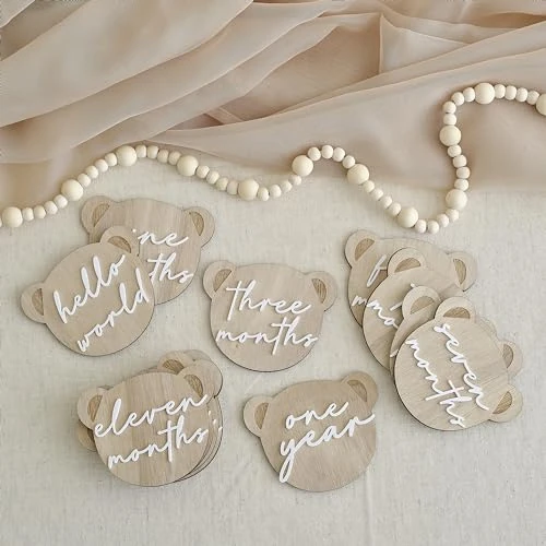 Ginger Ray 13 Baby-Meilensteinschilder aus Holz in Teddybärform und 1 Babyparty-Geschenk „Hello World“-Schild