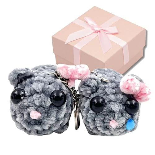 Zeitlich begrenztes Angebot: VaroVaro SAD HAMSTER Hamsti Schlüsselanhänger gehäkelt - 2 Stück in Geschenkbox mit süßer Geschenkkarte - Trauriger Hamster Meme - handgemacht von 8.99 € auf 6.99 € (22% Rabatt)
