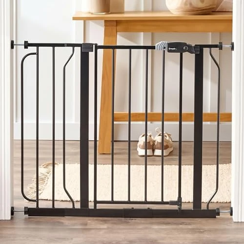 Offre limitée : Regalo Safety Easy Step Baby Gate for Doorways & Bottom of Stairs, Fits Openings 73.6-95.5cm (Extension Included) Pressure Mounted for Babies, Toddlers & Pets, Black de 26.99 € à 26.99 € (0.00% de remise)