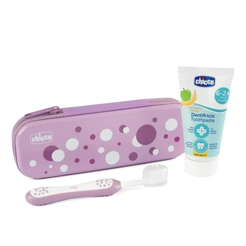 Offerta a tempo: Chicco Set Spazzolino e Dentifricio per Bambini, Con Pratico Astuccio, Set Comprende Dentifricio Al Gusto Mela Banana e Spazzolino, Per i Primi Denti da Latte, Set da Viaggio, 6-36 Mesi, Lilla - 41% da 11.79 € a 6.99 €