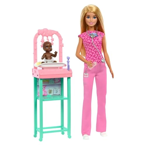 Oferta ograniczona: Barbie Kariera Pediatra Zestaw opieka, lalka blondynka w różowym stroju lekarskim, 1 lalka bobas oraz mebelek i akcesoria, JCR72 z 57.40 EUR na 57.40 EUR (znizka 0%)