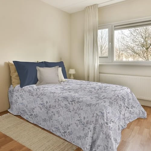 PENSIERI DELICATI Copriletto 170 x 280 cm, Telo Singolo 100% Cotone Pique, Ideale Come Telo Arredo, Coperta Salva Letto 1 Piazza, Fantasia Vittoria Petrolio, 100% Made in Italy