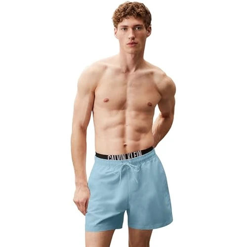 Limitiertes Angebot: Calvin Klein Herren Badeshorts Medium Double mit Logobund, Blau (Skim Blue), L von 69.90 EUR auf 34.00 EUR (Spare 51%)