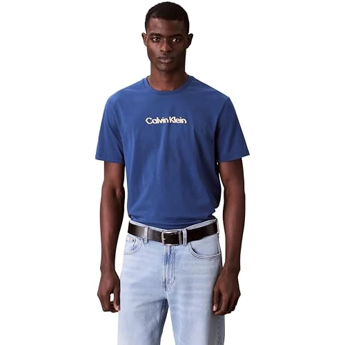 Offre limitee: Calvin Klein T-Shirt Manches Courtes Homme Glitched Logo Classic Tee en Coton, Bleu (Blue Jean), M de 29.90 EUR a 19.05 EUR (economie 36%)