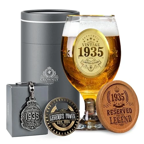 CROWNLY CRYSTAL® 1935 Geschenke zum 90 Geburtstag Mann Bierglas mit Gravur Personalisierte Geschenke Deko 90 Geburtstag Geschenke für Männer Geschenk Opa Geschenk zum 90 Geburtstag Bier Gläser