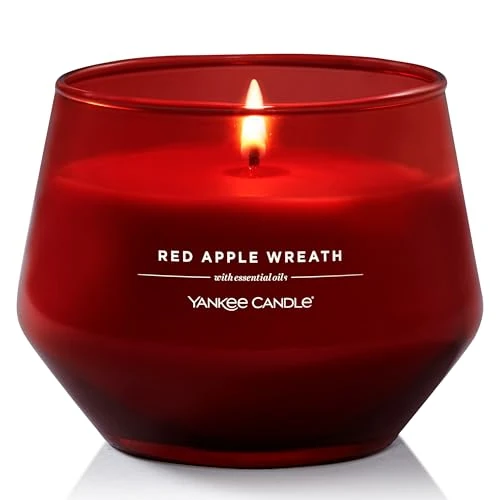 Offerta a tempo: Yankee Candle Studio Candele profumate | Candela media Red Apple Wreath |Lunga durata: 35-50 ore| Elegante design in vetro con cera rossa| Regalo per le donne, regali per le mamme, regali di nozze - 40% da 29.99 € a 17.99 €