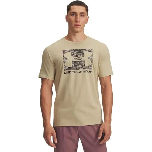 Offerta a tempo: Under Armour Uomo ABC Camo Boxed Logo Short Sleeve, Maglietta Manica Corta Comoda e Traspirante, T-Shirt Sportiva per Allenamento, Atletica e Abbigliamento Casual,Field Khaki/Timberwolf Taupe,XS - 29% da 35.00 € a 24.97 €