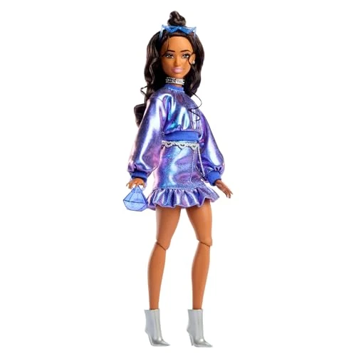 Offerta a tempo: Barbie - Deluxe Style n. 7, bambola con top e gonna blu metalizzato e capelli castani ondulati, accessori come occhiali da sole, gioielli e borsa inclusi, giocattolo per bambini, 4+ anni, JFP42 - 39% da 22.99 € a 14.09 €