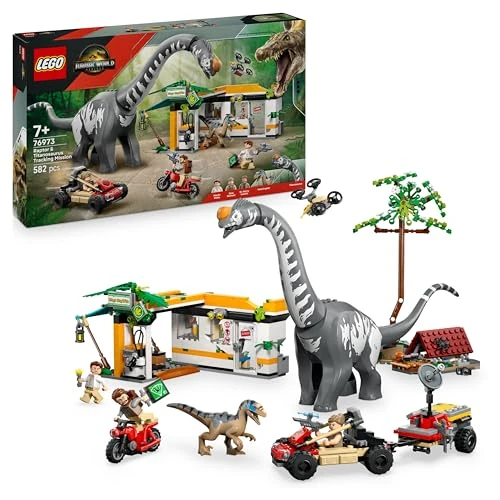 LEGO Jurassic World Misión de Seguimiento: Raptor y Titanosaurus - Dinosaurios de Juguete con 3 Minifiguras, Coche Todoterreno, Dron y Moto - Regalo para Niños y Niñas de 7+ Años 76973