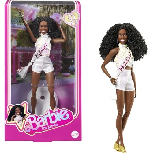 Offre limitée : Barbie Le Film Poupée Signature, ISSA Rae dans Le rôle de Présidente vêtue d’Un Ensemble Blouse et Short Blanc Scintillant, avec écharpe de Présidente, JBJ55 de 40.64 € à 35.99 € (11% de remise)