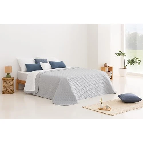 Limited offer: Todocama Thin Bedspread with Star Design for Spring, Summer, Autumn and Winter. 100% Extra Soft Microfibre. Multipurpose Bed Cover for Bed 120/135-230 x 260 cm Light Grey from 31.99 EUR to 19.47 EUR (save 39%)