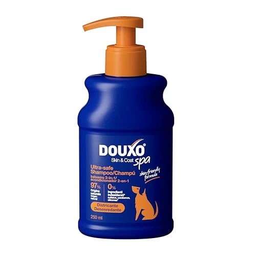 DOUXO® Skin & Coat SPA - Shampoo e Balsamo 2 in 1 per Cani Ultra-Sicuro, 250ml. Deterge e idrata in profondità la cute, rinforza il manto, lascia il pelo morbido, setoso e districato.