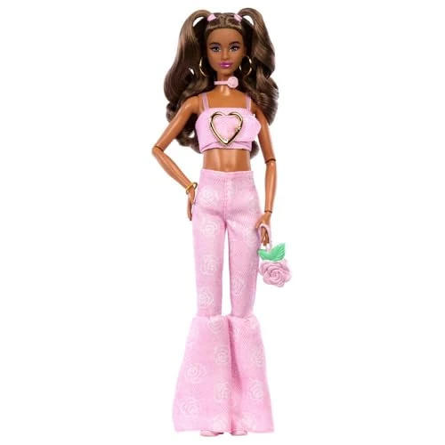 Offre limitée : Barbie Deluxe Style n° 12, Poupée avec Haut Court en Jean Rose, Pantalon Évasé Assorti, Cheveux Bruns Ondulés, Sac à Main et Bijoux, JJN72 de 21.99 € à 20.67 € (6% de remise)