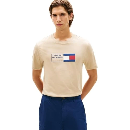 Zeitlich begrenztes Angebot: Tommy Hilfiger Herren T-Shirt Kurzarm Brand Love Text Box aus Baumwolle, Beige (Sandalwood), M von 23.90 € auf 23.90 € (0.00% Rabatt)
