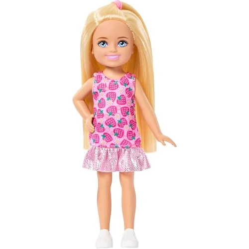 Offerta a tempo: Barbie - Chelsea Club, mini bambola da 15cm con capelli biondi e accessori, scarpe bianche e abito con stampa di fragole, giocattolo per bambini, 3+ anni, JJB33 - 0.00% da 7.90 € a 7.90 €