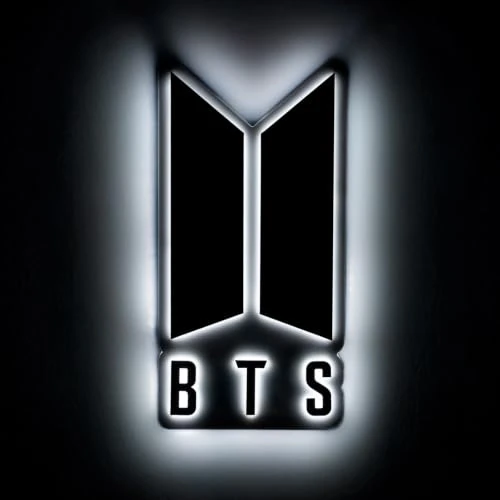 Offerta a tempo: Grupo Erik BTS Lampada da Parete LED Logo | Luce Notturna Kpop | Luce LED Dimmerabile con Cavo USB-C, Supporto da Parete con Tasselli e Viti, BTS Gadget Ufficiale, 15,8 x 30 x 2 cm - 0.00% da 39.95 € a 39.95 €