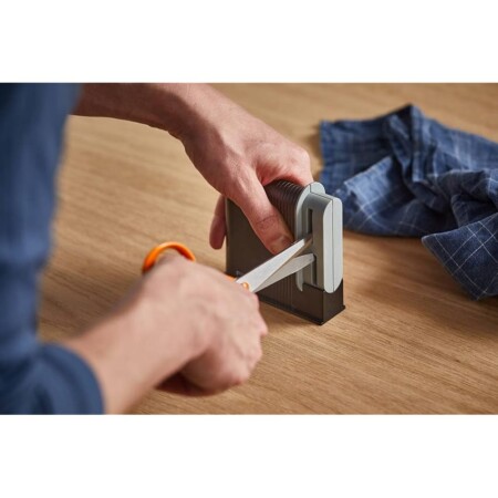 offerta a tempo: fiskars affilaforbici — 56% da 15,99 € a 6,99 €